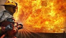 娱乐吃瓜酱消防员作业,守护平安的“火焰蓝”身影